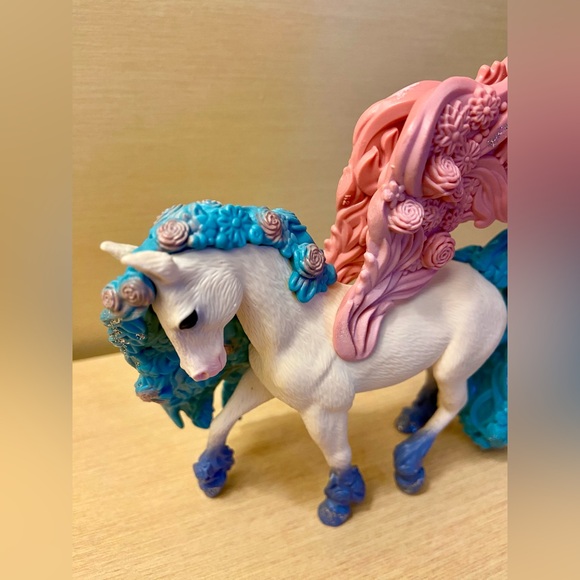 Schleich Bayala, Flower Pegasus Unicorn Toy Figurine with Blossom Mane and Tail - Picture 2 of 6